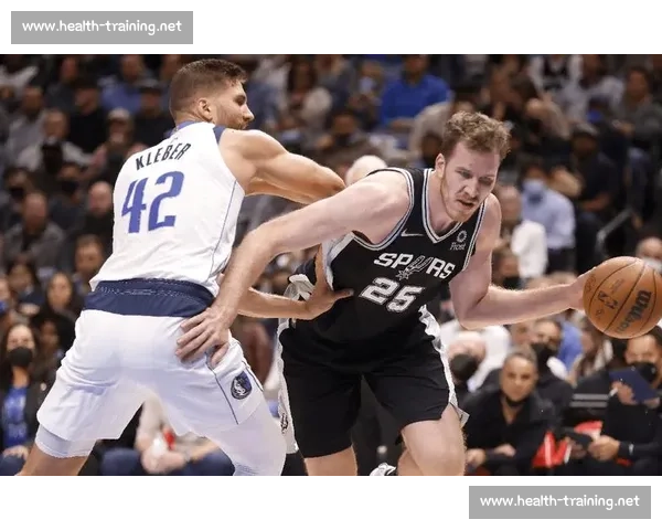 独行侠与马刺激战四季度大战 球迷热议两队未来发展趋势